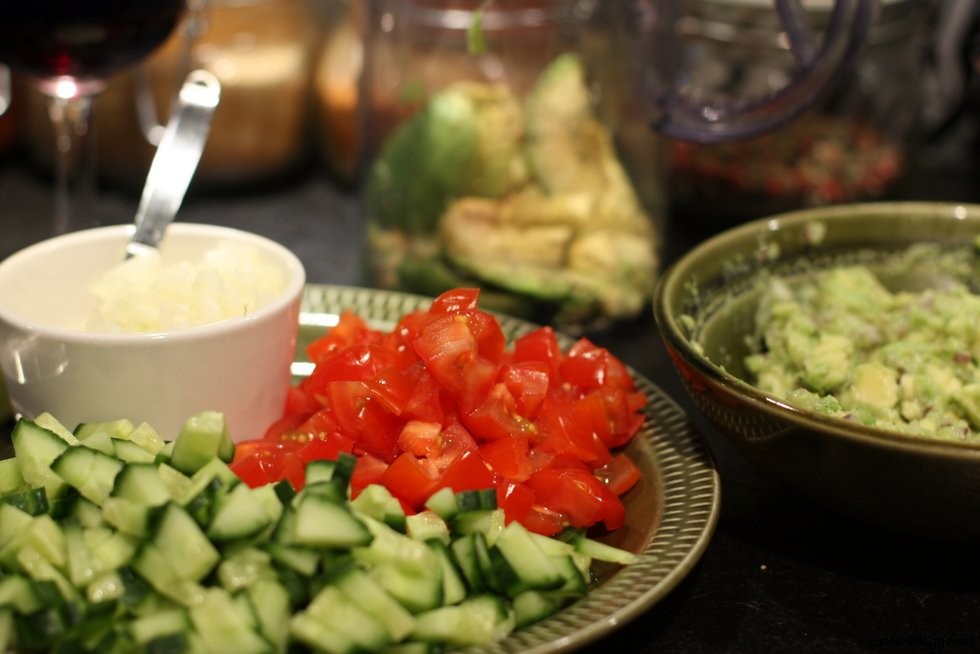 Vanlig tomat, gurka, lök och avokadodipp.