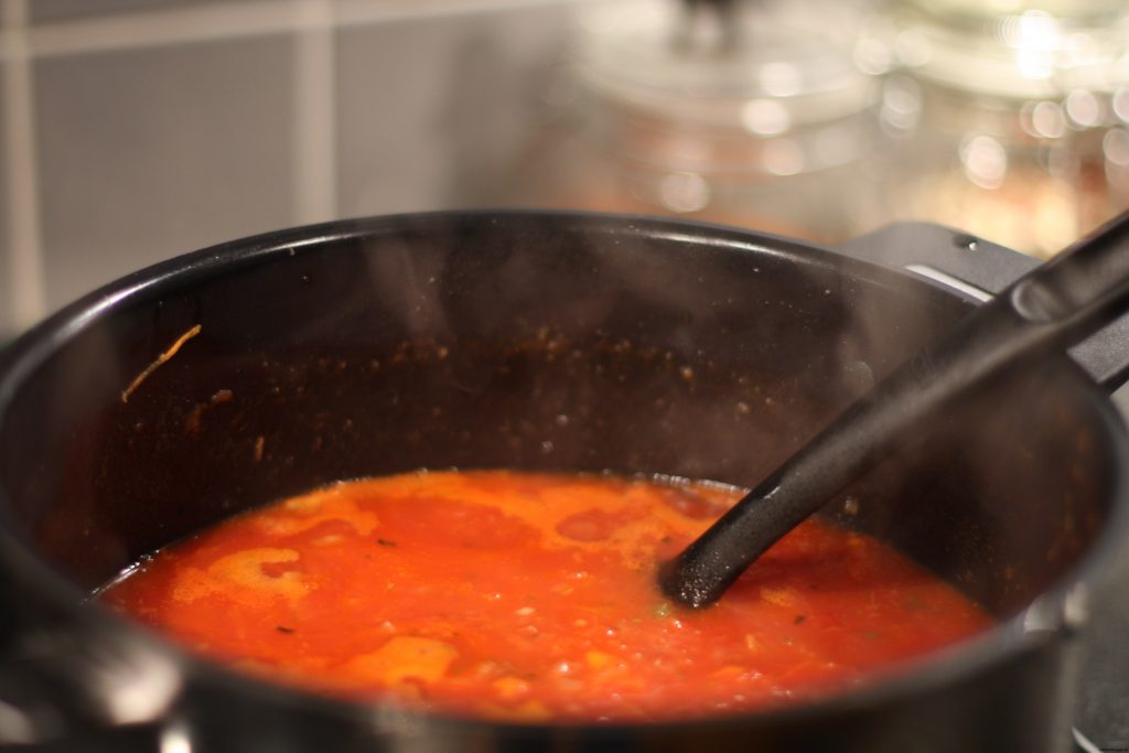 God tomatsås med nyttigheter.