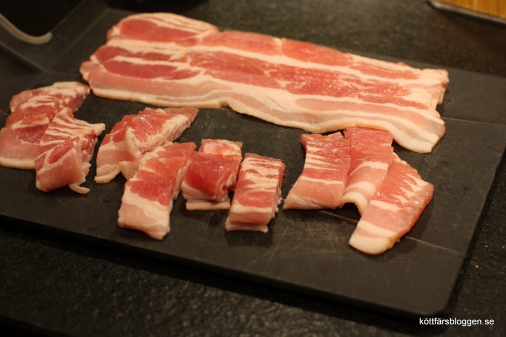 Skär bacon i lagom stora bitar