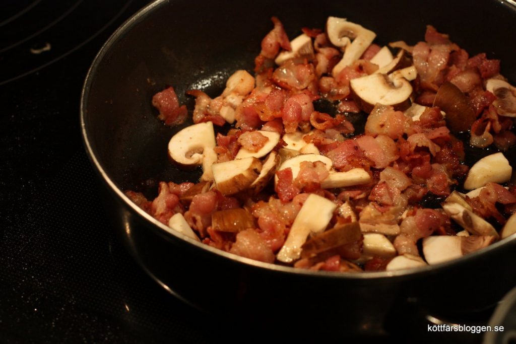 Stek bacon knaprigt och lägg i champinjoner och sänk värmen