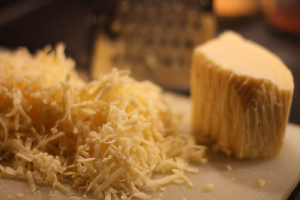 Riven cheddarost. Vital del i chili cheese.